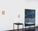 exhibition view, small room, ´Zwischenhalt`, 2023, from left to right, Thomas Kemper, Ulla Bönnen, Wolfgang Lüttgens (vitrine), Claudia Larissa Artz, © Wolfgang Lüttgens