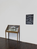 exhibition view, small room, ´Zwischenhalt`, 2023, Claudia Larissa Artz, Ulla Bönnen (vitrine), © Wolfgang Lüttgens