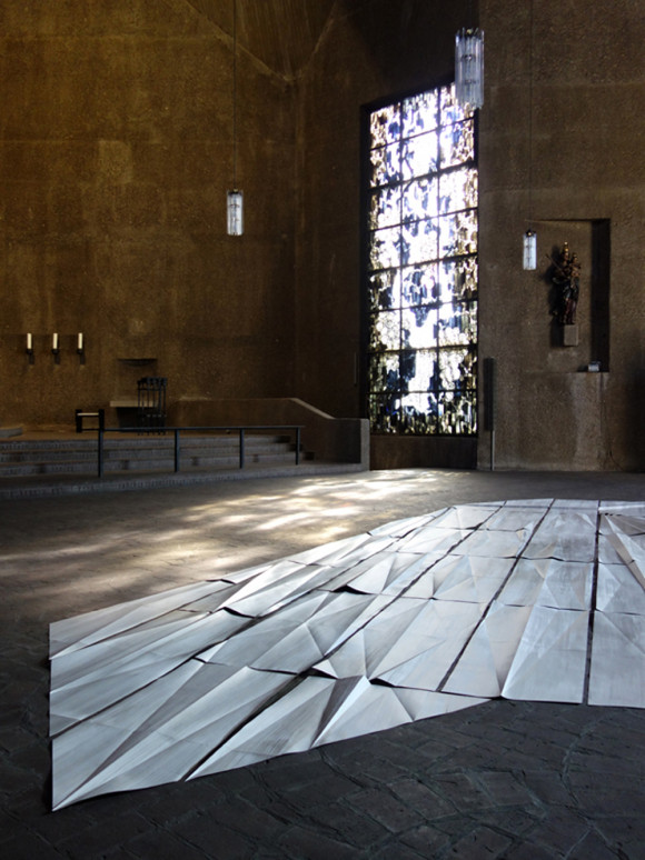 ´refelcting space (für Gottfried Böhm)`, 2022, side specific work in St. Gertrud, cologne, 155 sheets of paper, painted, falted, photography © Claudia Larissa Artz