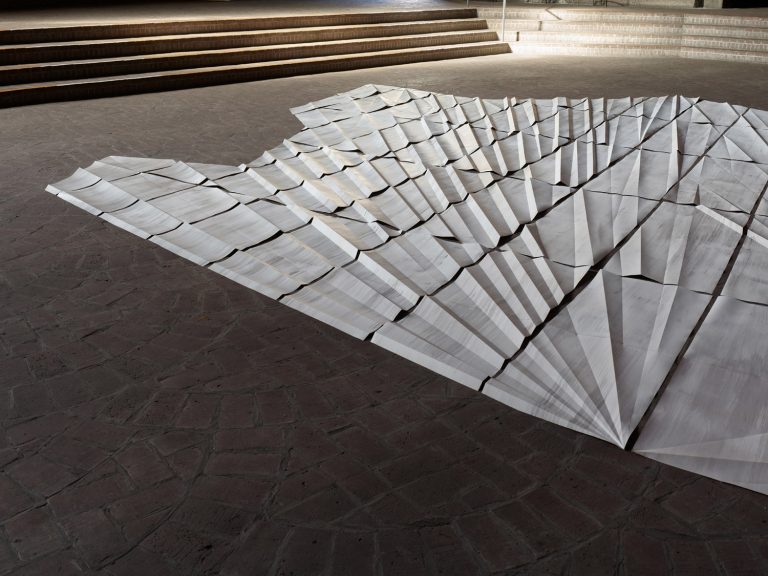 reflecting space, 2022, site sprecific work, (concret brutalism), Kuenstlerin-Koeln ©Simon Vogel