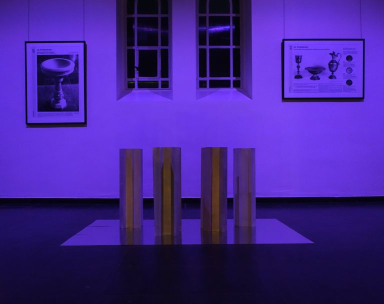 exhibition view, ´Night of Lights`, colored light, ´LOB DES RAUMES`, Künstlerin-Köln© Claudia Larissa Artz, Kuenstlerin-Koeln