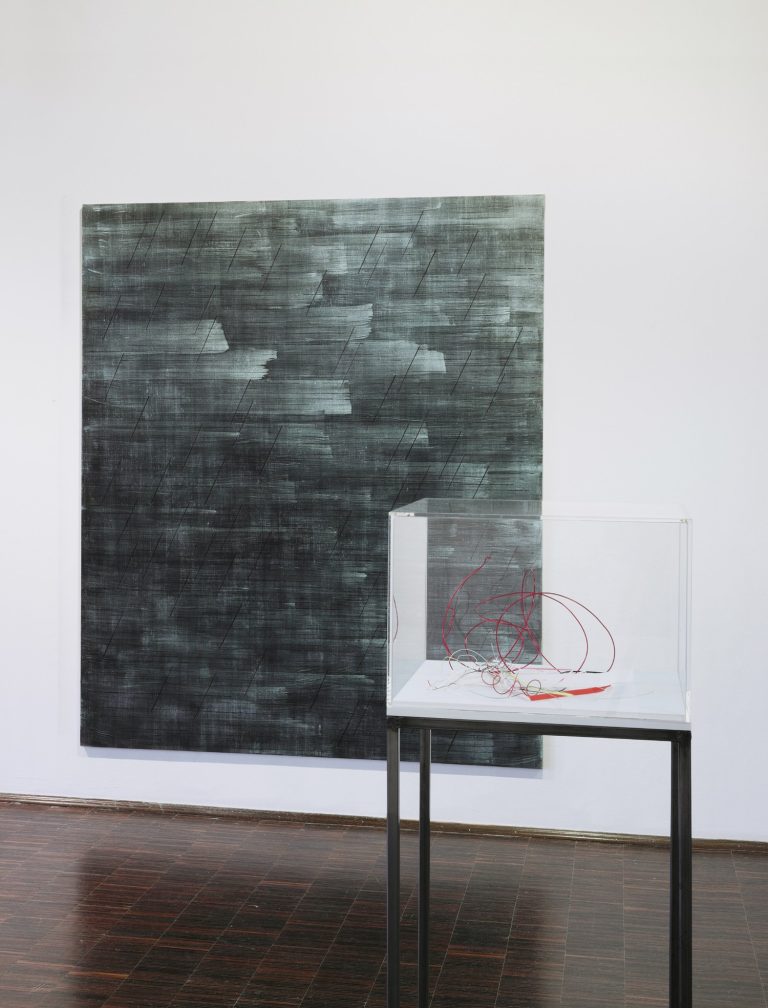 exhibition view, small room, ´Zwischenhalt`, 2023, Claudia Larissa Artz, Wolfgang Lüttgens (vitrine), © Wolfgang Lüttgens