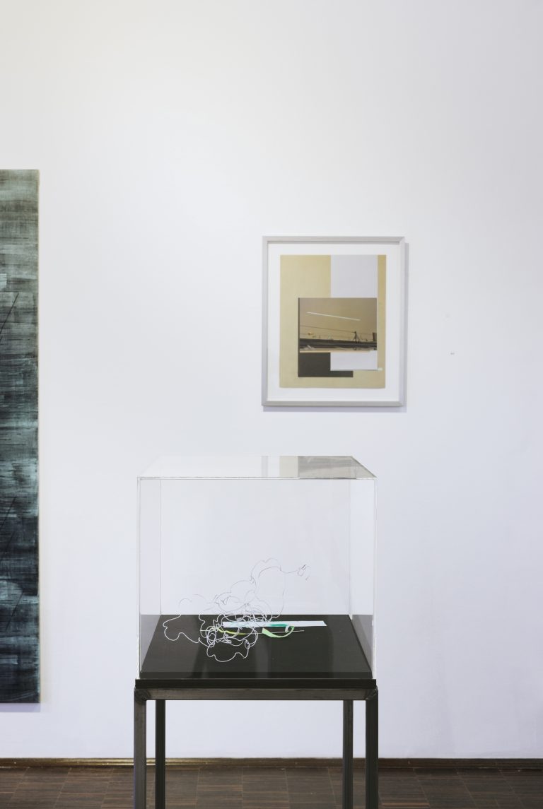 exhibition view, small room, ´Zwischenhalt`, 2023, Claudia Larissa Artz, Wolfgang Lüttgens (vitrine), Ulla Bönnen, © Wolfgang Lüttgens