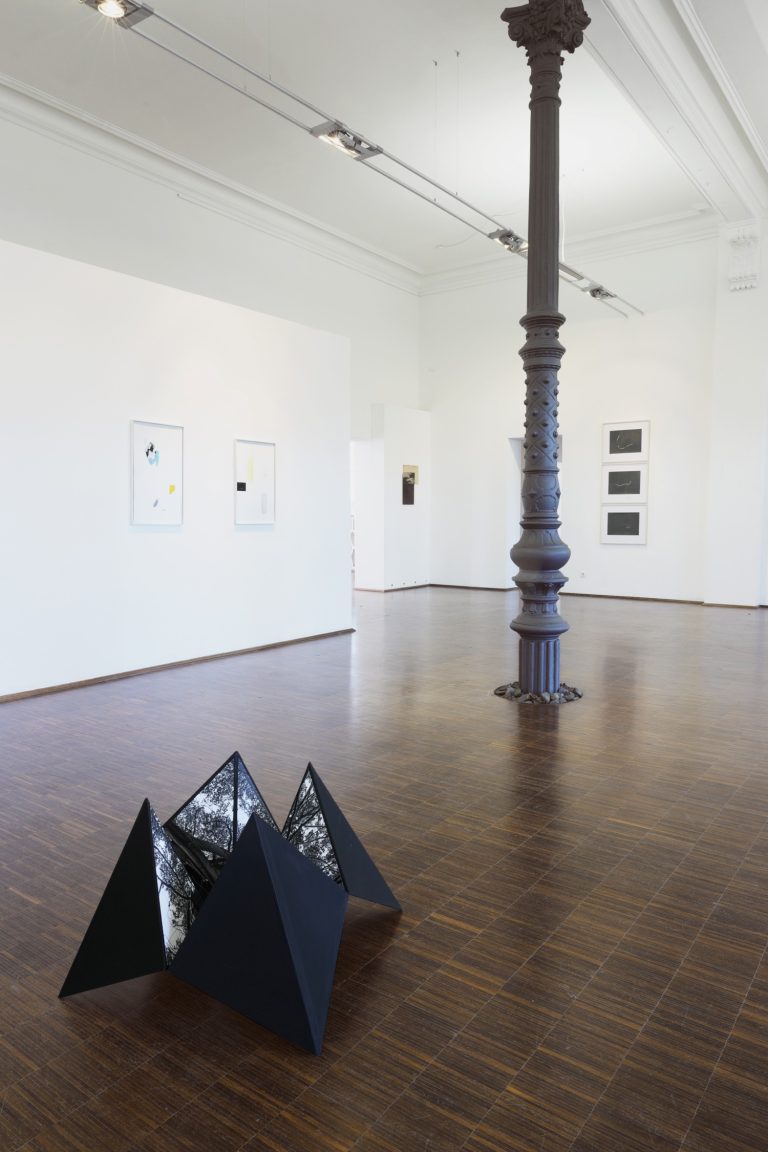 exhibition view, big room, ´Zwischenhalt`, 2023, Ulla Bönnen (front), Wolfgang Lüttgens, © Wolfgang Lüttgens