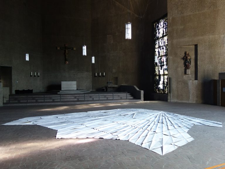 ´refelcting space (für Gottfried Böhm)`, 2022, side specific work in St. Gertrud, cologne, Kuenstlerin-Koeln