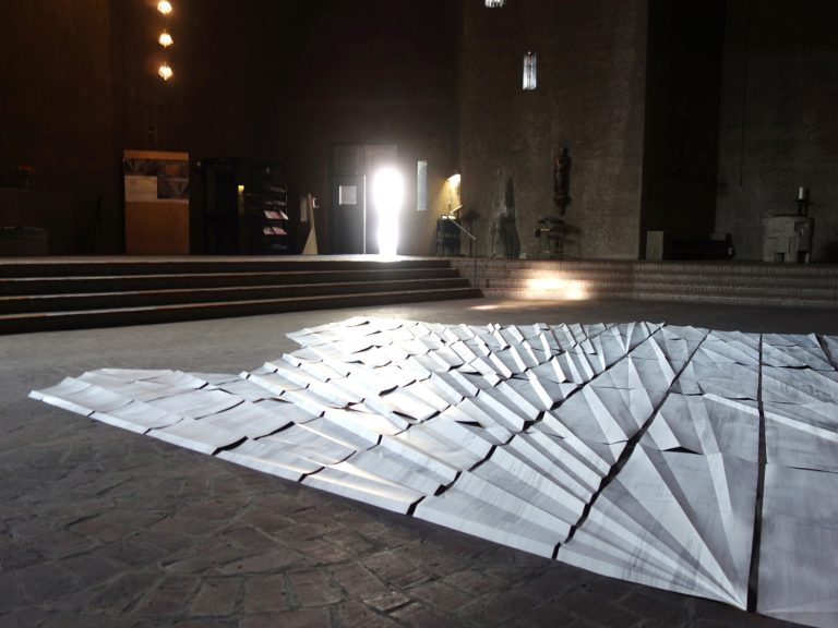 ´refelcting space (für Gottfried Böhm)`, 2022, side specific work in St. Gertrud, cologne, Kuenstlerin-Koeln